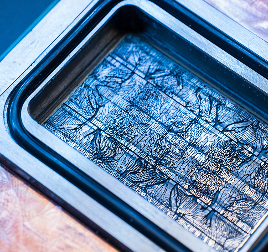 微芯片背面刻有凹槽，允许冷却液流过