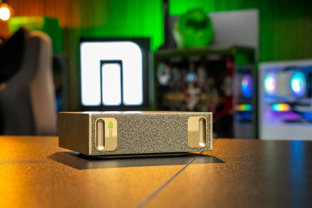 黄仁勋与马斯克在星舰基地交流