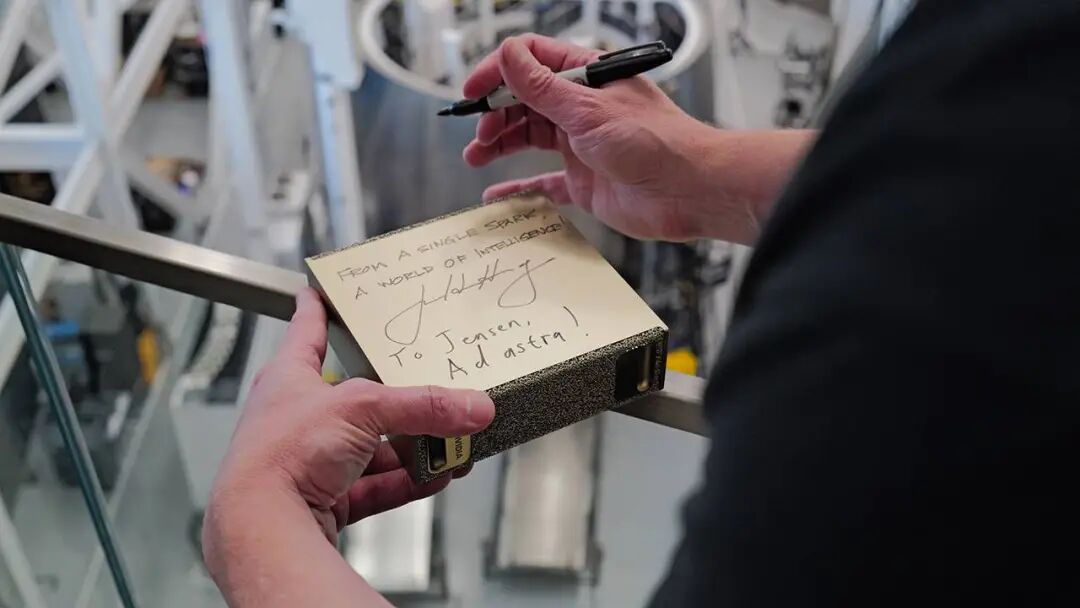 黄仁勋在星舰基地向马斯克交付NVIDIA DGX Spark