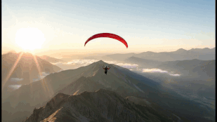 Veo 3.1 视频扩展功能示例：滑翔伞下降