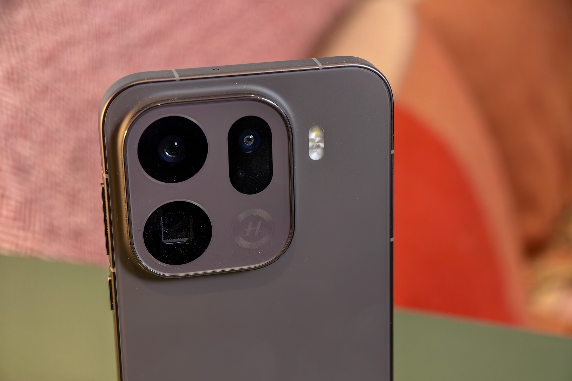 巨无霸续航震撼欧洲:OPPO Find X9 Pro 7500mAh 超大电池全球发布