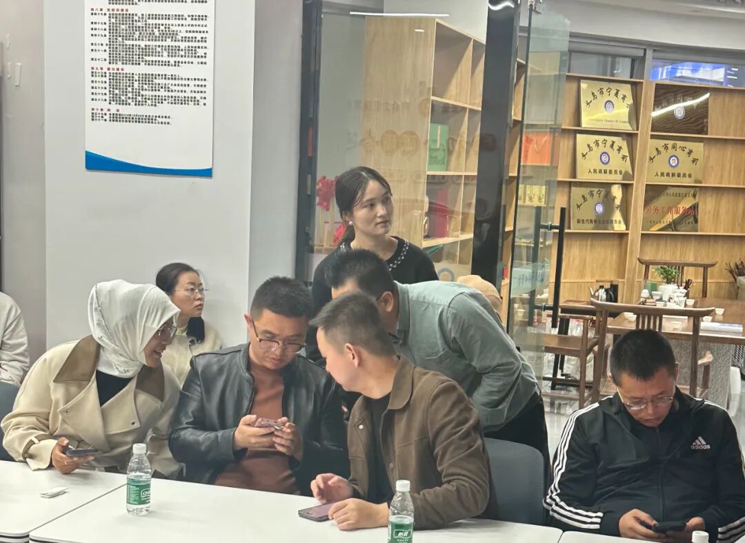 繁忙的港口码头，集装箱堆积